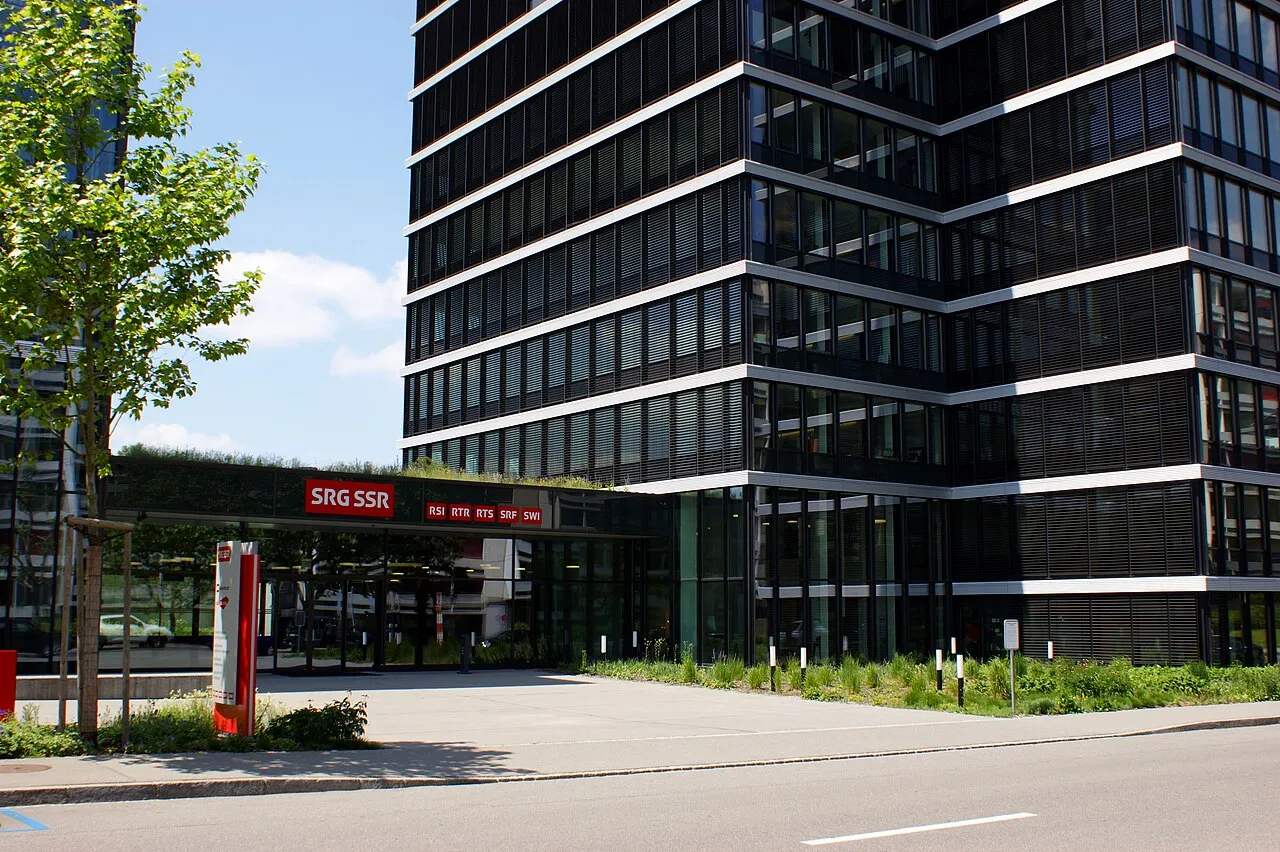 Ingang van het hoofdkantoor van de SRG SSR in Bern