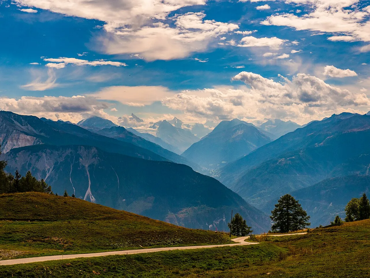 Uitzicht over het bergdorp Crans-Montana in Wallis, waar de brand plaatsvond.