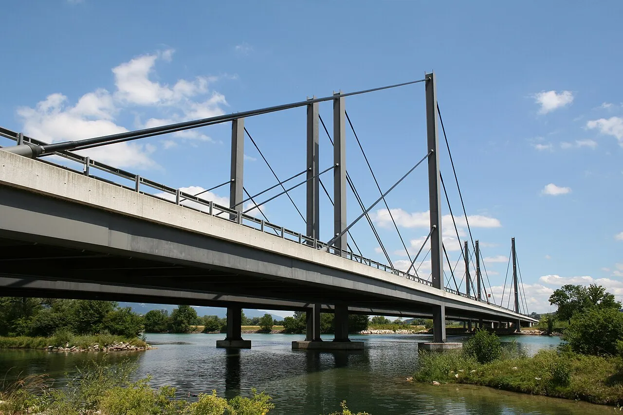 Brug van de A5 over de Aare bij Grenchen en Arch, Zwitserland