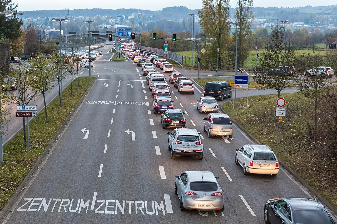 File op een Zwitserse snelweg bij een grensovergang tijdens een drukke avond.