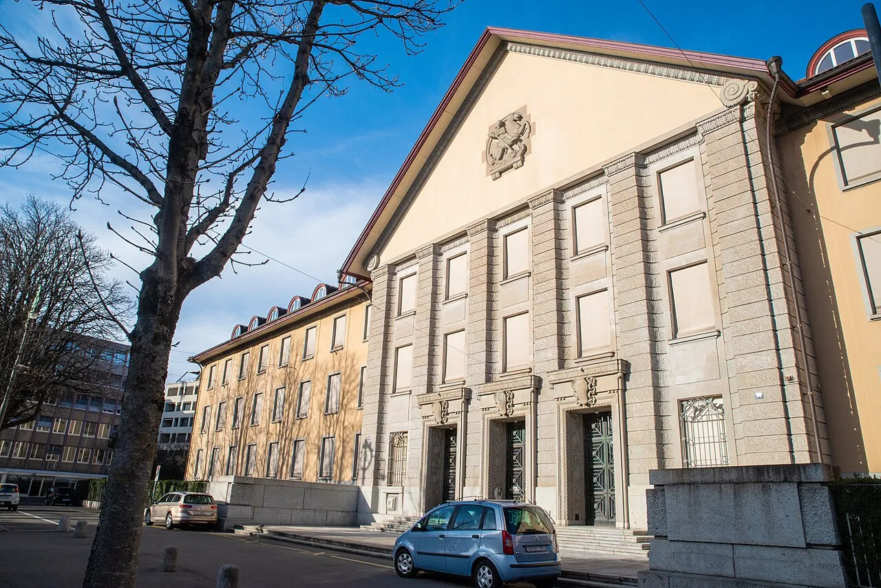 Het gebouw van het Bezirksgericht in Zürich, waar het proces tegen Junge Tat diende.