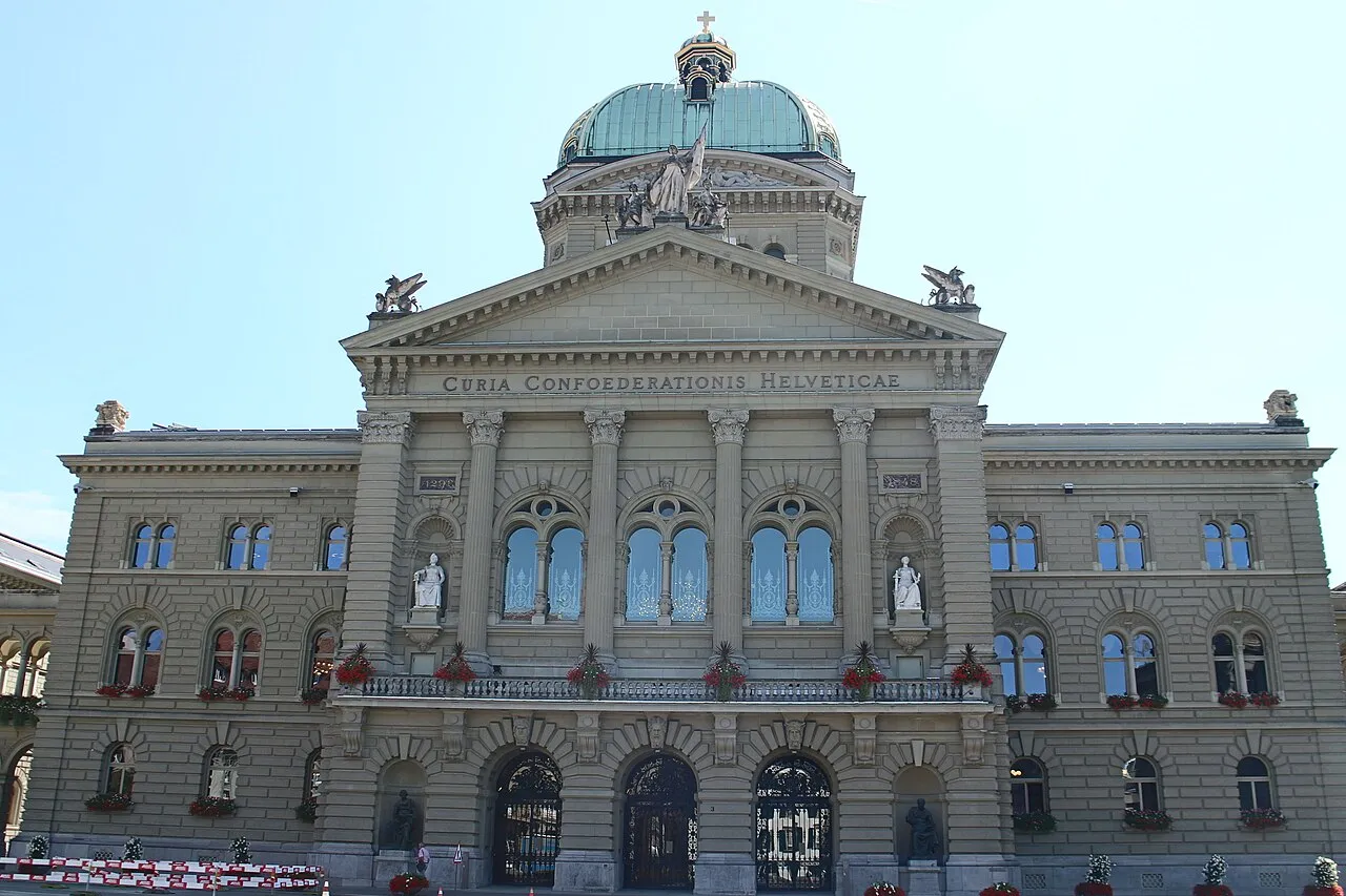 Het Bundeshaus in Bern, waar het Zwitserse parlement zetelt dat straks over het stem- en kiesrecht voor mensen met een verstandelijke beperking beslist.
