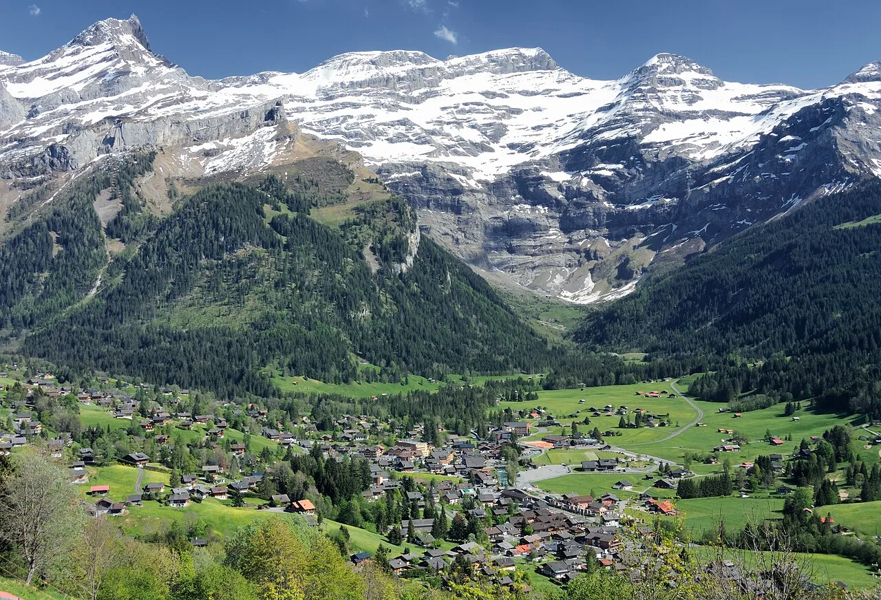 Zicht op het dorp Les Diablerets en het Diablerets-massief in het kanton Waadt, Zwitserland.