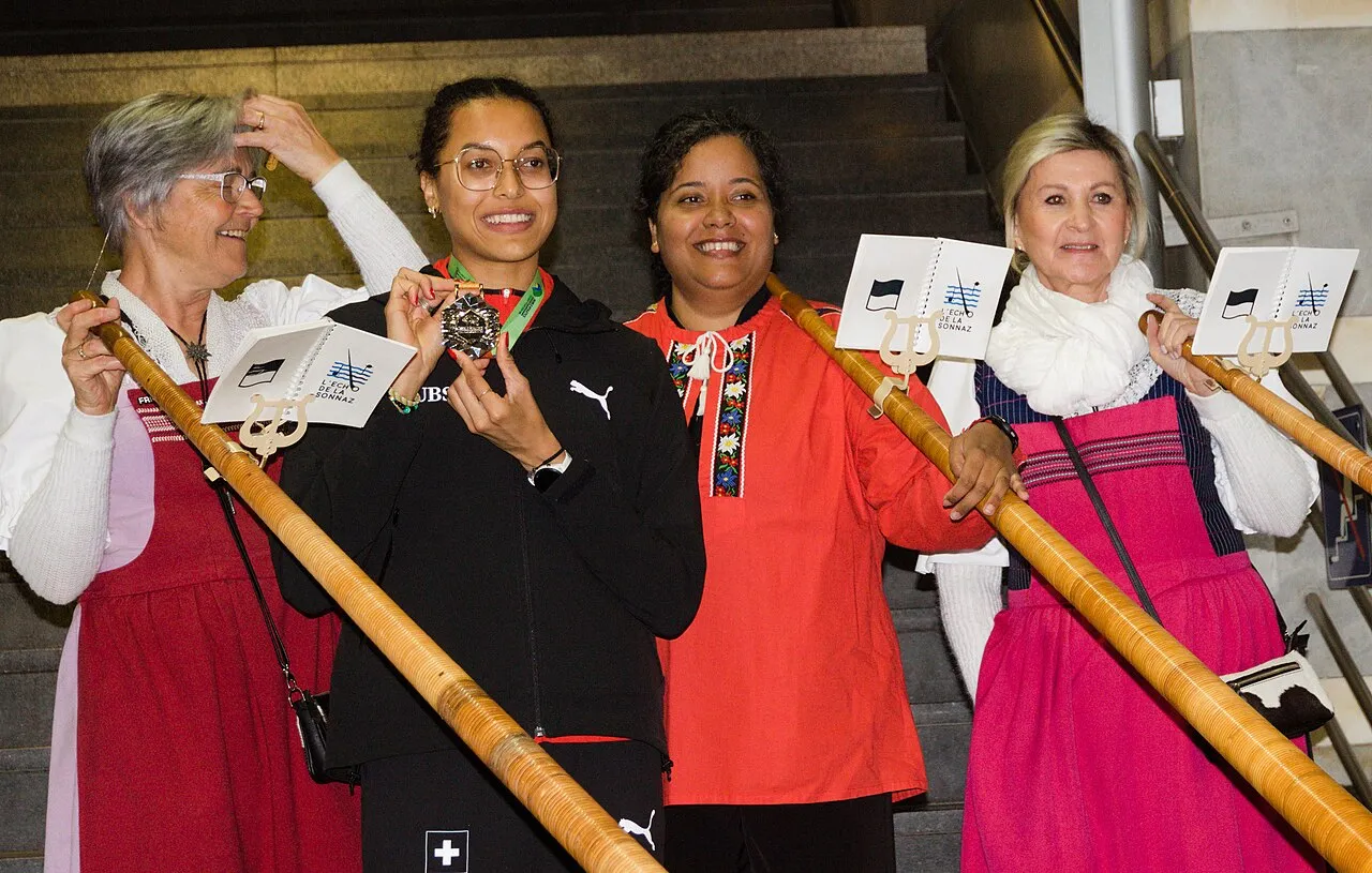 Audrey Werro wordt door fans onthaald op het station van Fribourg na een kampioenschapsmedaille.