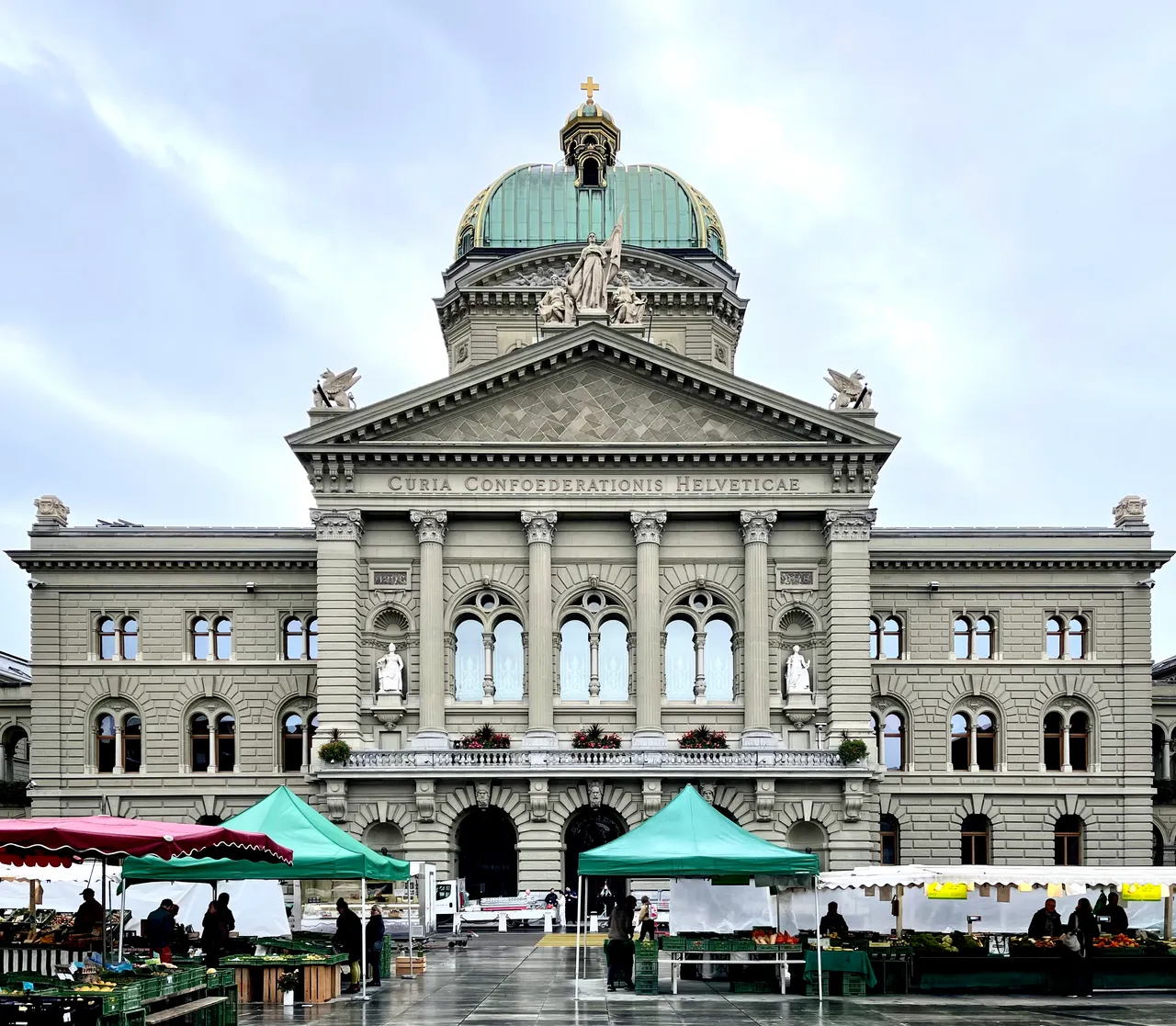 Het Bundeshaus, zetel van de Zwitserse federale regering en het parlement, in Bern