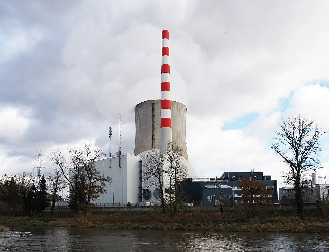De Aare en het kernkraftwerk Gösgen, gezien vanuit het westen.