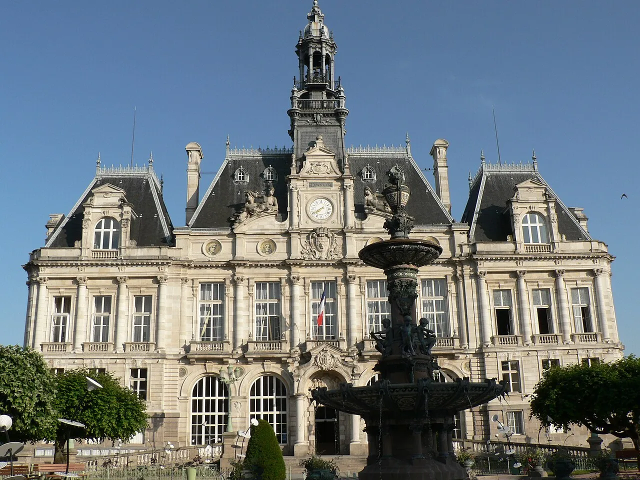 Het stadhuis van Limoges, Frankrijk, waarvan het beschermde historische pand deels uitbrandde tijdens de rellen van oktober 2026