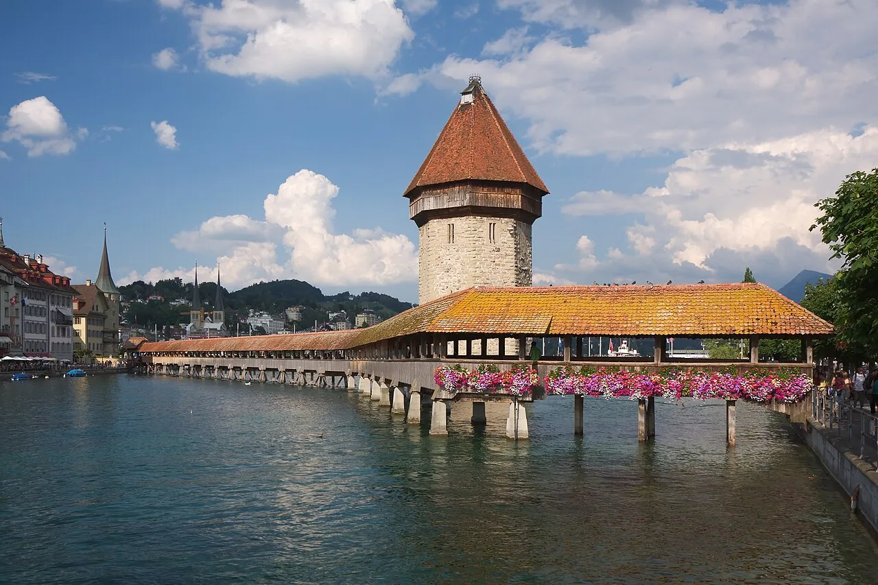 De Kapellbrug in Luzern, de Zwitserse stad waar de Fondation Chance 13 is gevestigd