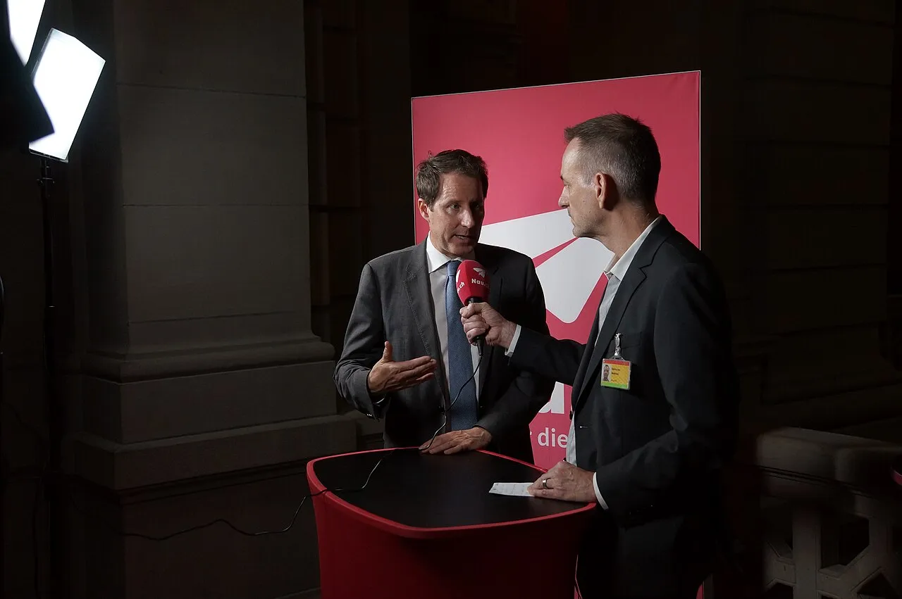 Thomas Aeschi, SVP-fractievoorzitter, tijdens een interview in het Bundeshaus op verkiezingsavond 2023.