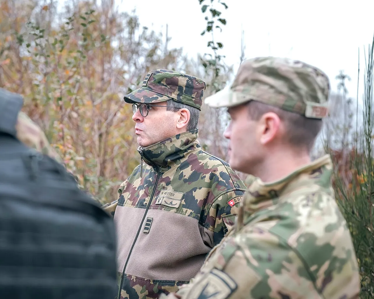 Een delegatie van het Zwitserse leger bezoekt een Amerikaanse Patriot-luchtafweerbatterij in Baumholder, Duitsland.