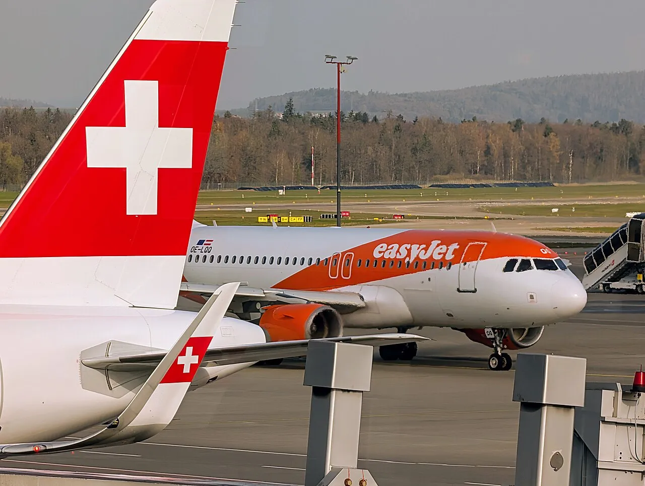 Toestel van Swiss International Air Lines naast een Easyjet-toestel op Zürich Airport