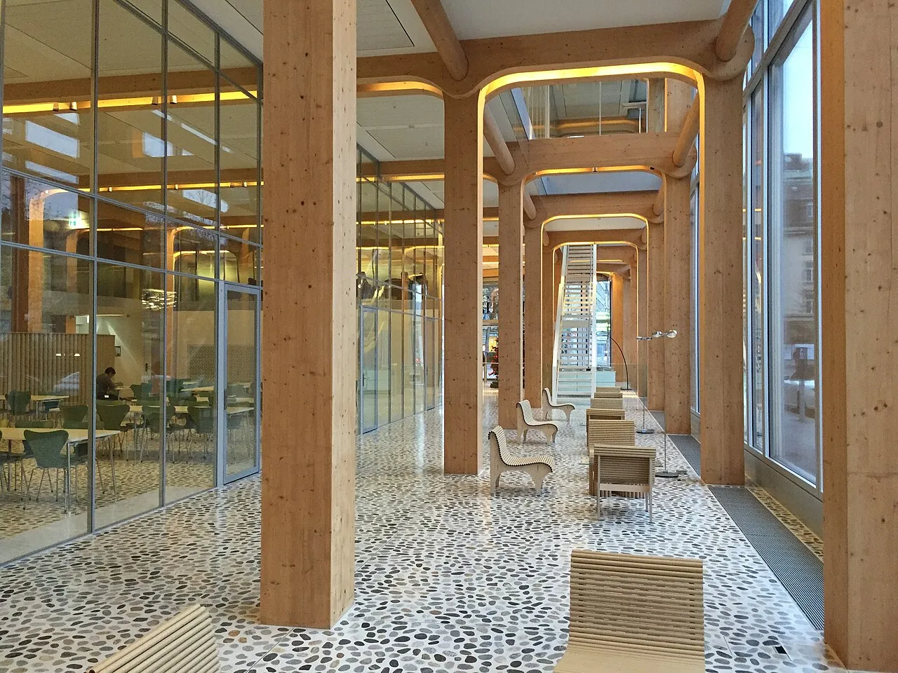 Interieur van het Tamedia-verlagshuis in Zürich, ontworpen door Shigeru Ban.