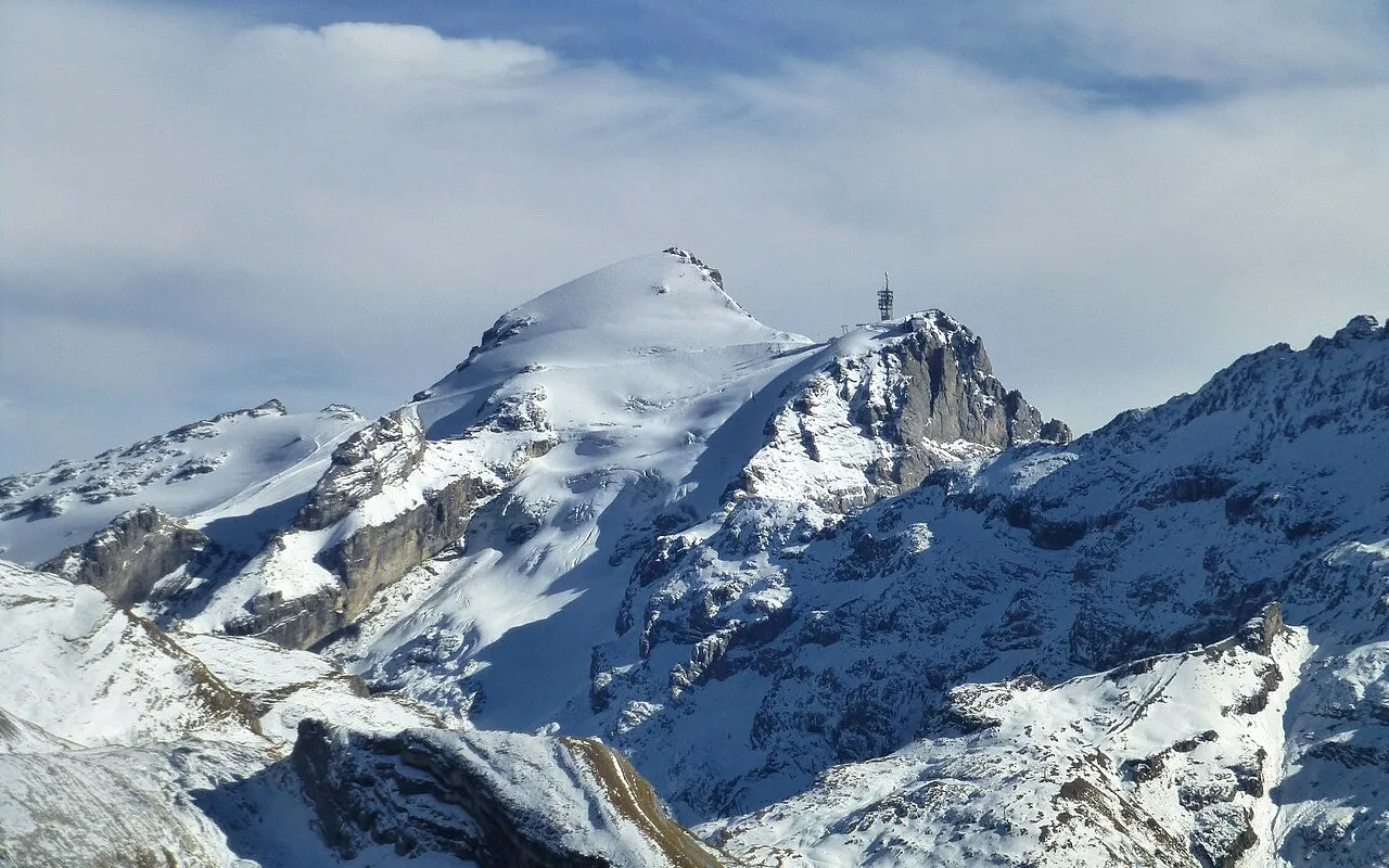 Zicht op de westzijde van de berg Titlis, waar de kabelbaan Titlis Connect bezoekers naar de top brengt.