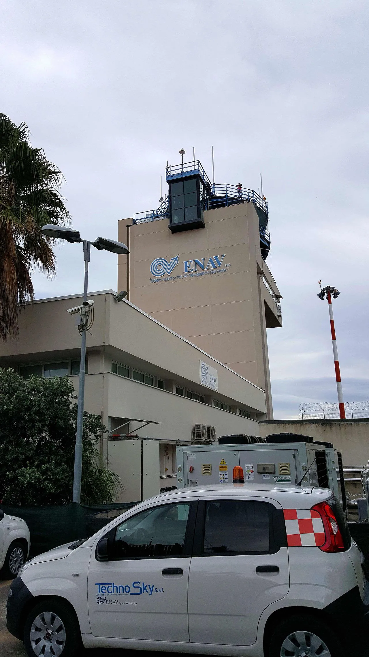 Verkeerstoren van de Italiaanse luchtverkeersleiding Enav op de luchthaven Catania-Fontanarossa