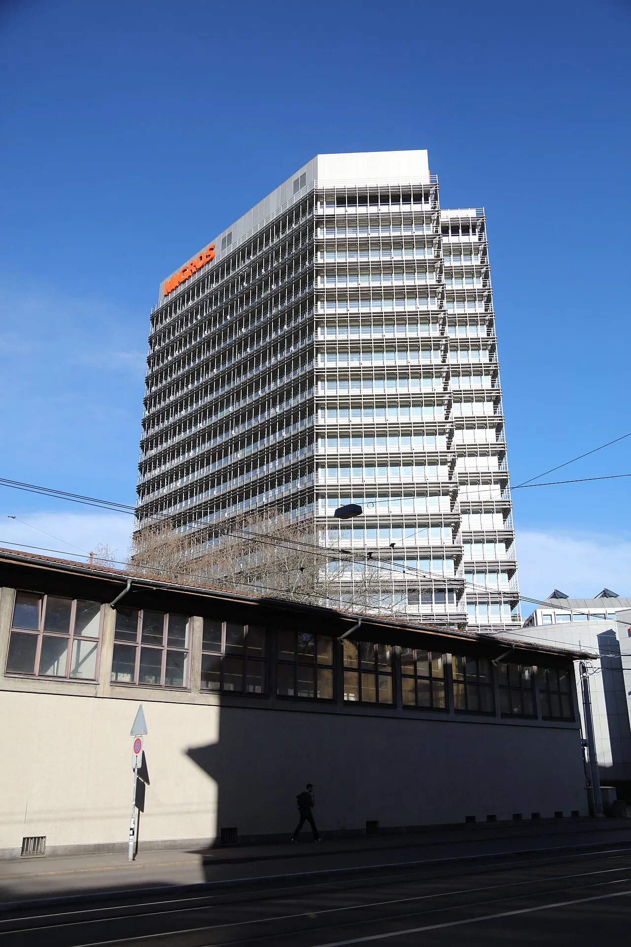 Het Migros-hoofdkantoor aan het Limmatplatz in Zürich.