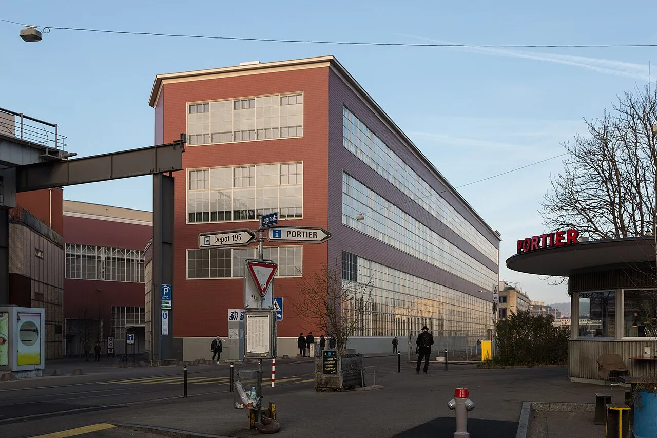 Het ZHAW-bibliotheekgebouw in Winterthur; de ZHAW organiseert het Zwitserse jugendwoordverkiezing die "würd mi" koos.