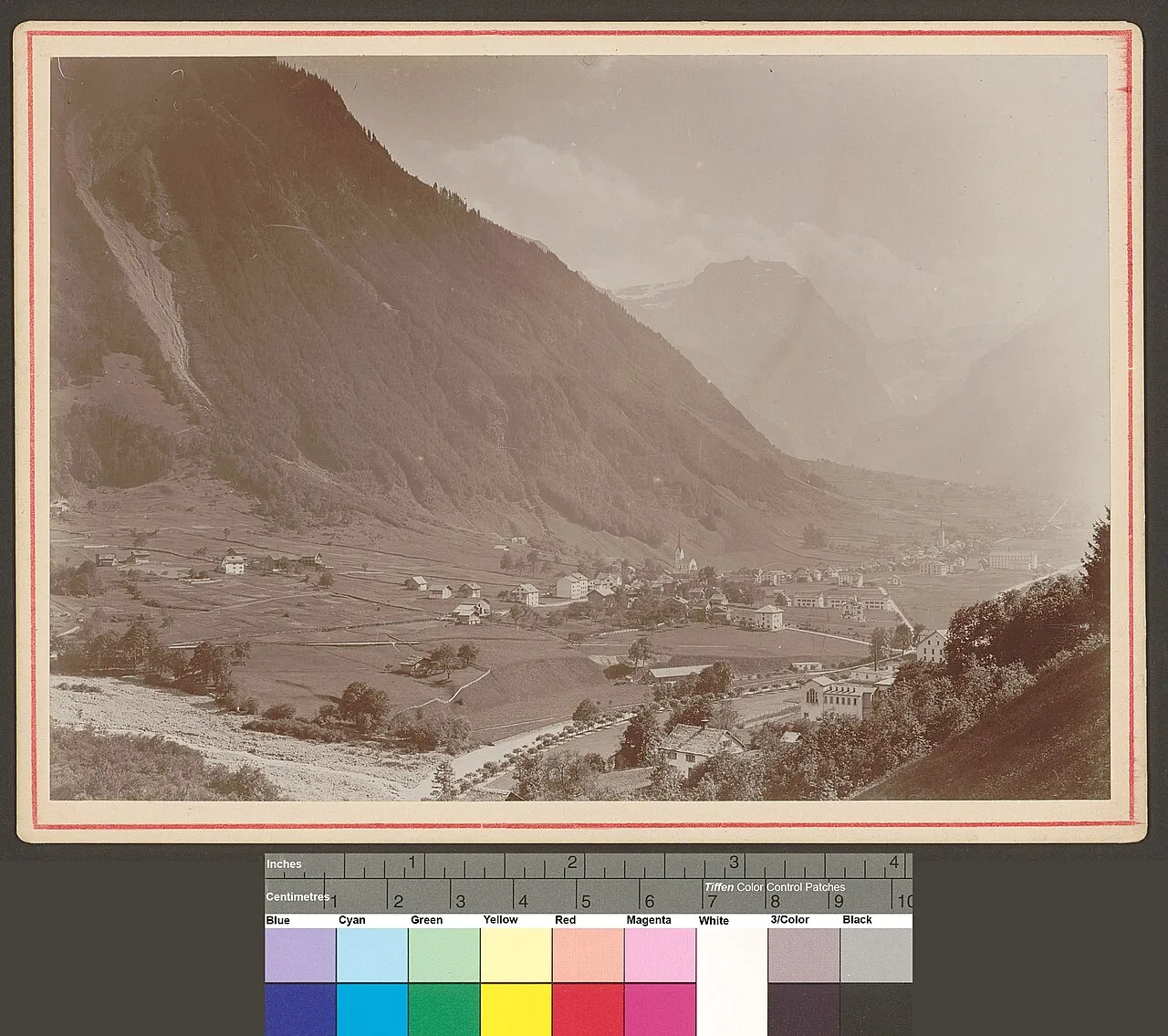 Zicht op de berg Tödi en het dorp Linthal in het kanton Glarus, Zwitserland