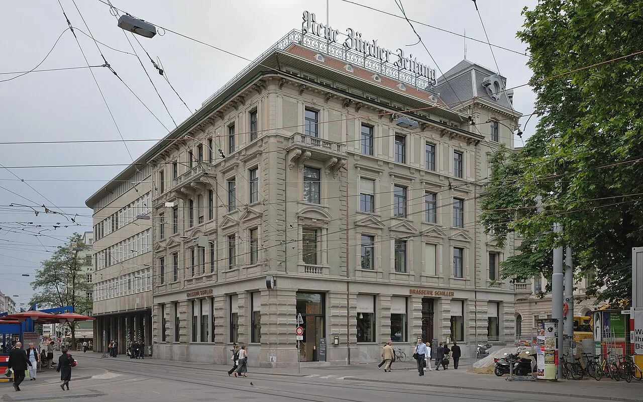 Het hoofdkantoor van de Neue Zürcher Zeitung (NZZ) in Zürich, gezien vanaf de Theaterstrasse.