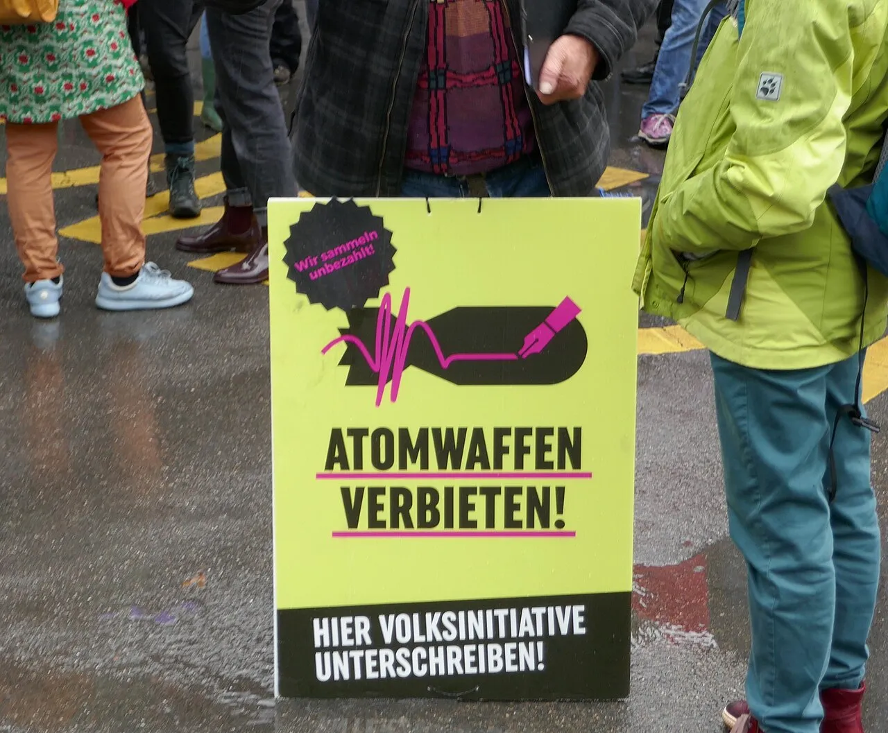 Betogers met een spandoek verzamelen zich op het Schützenmatte-plein in Bern voor een optocht, september 2024.