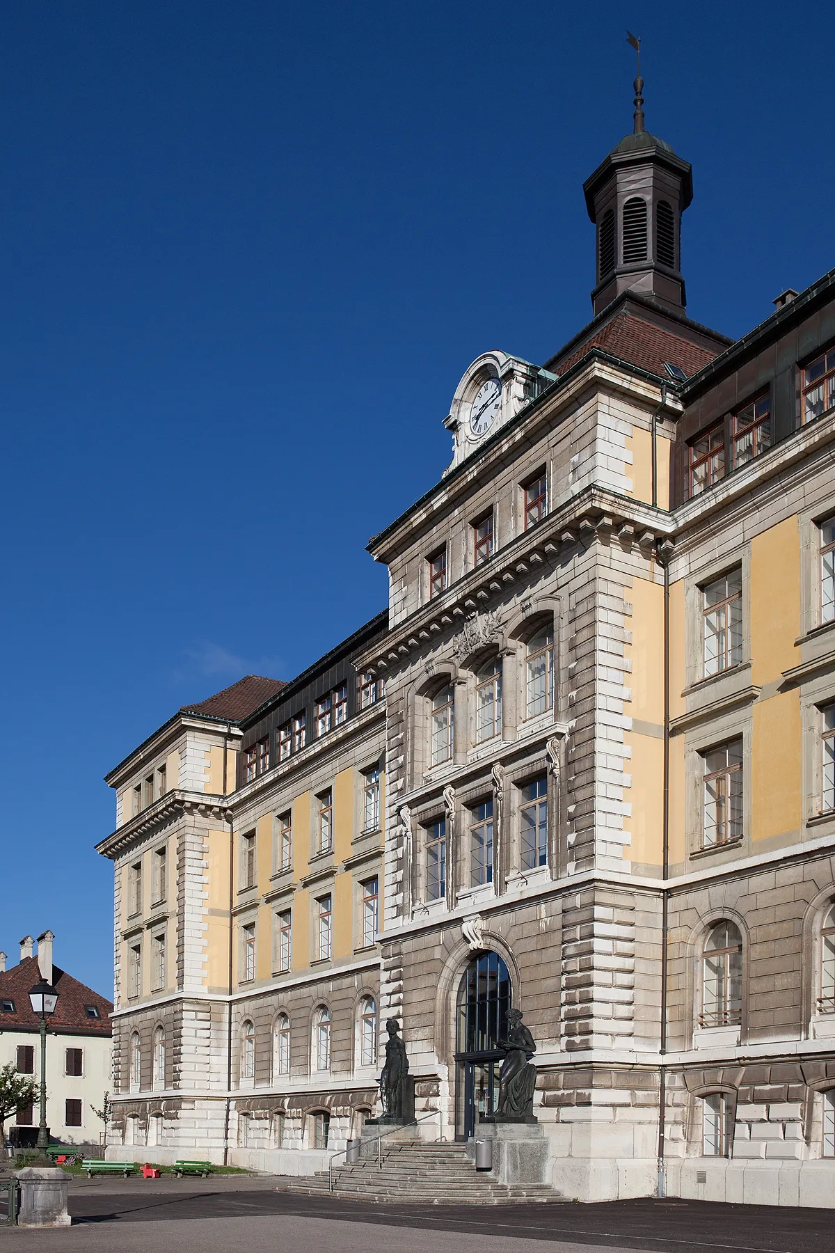 De stadsbibliotheek van La Chaux-de-Fonds, waar maandag brand uitbrak.