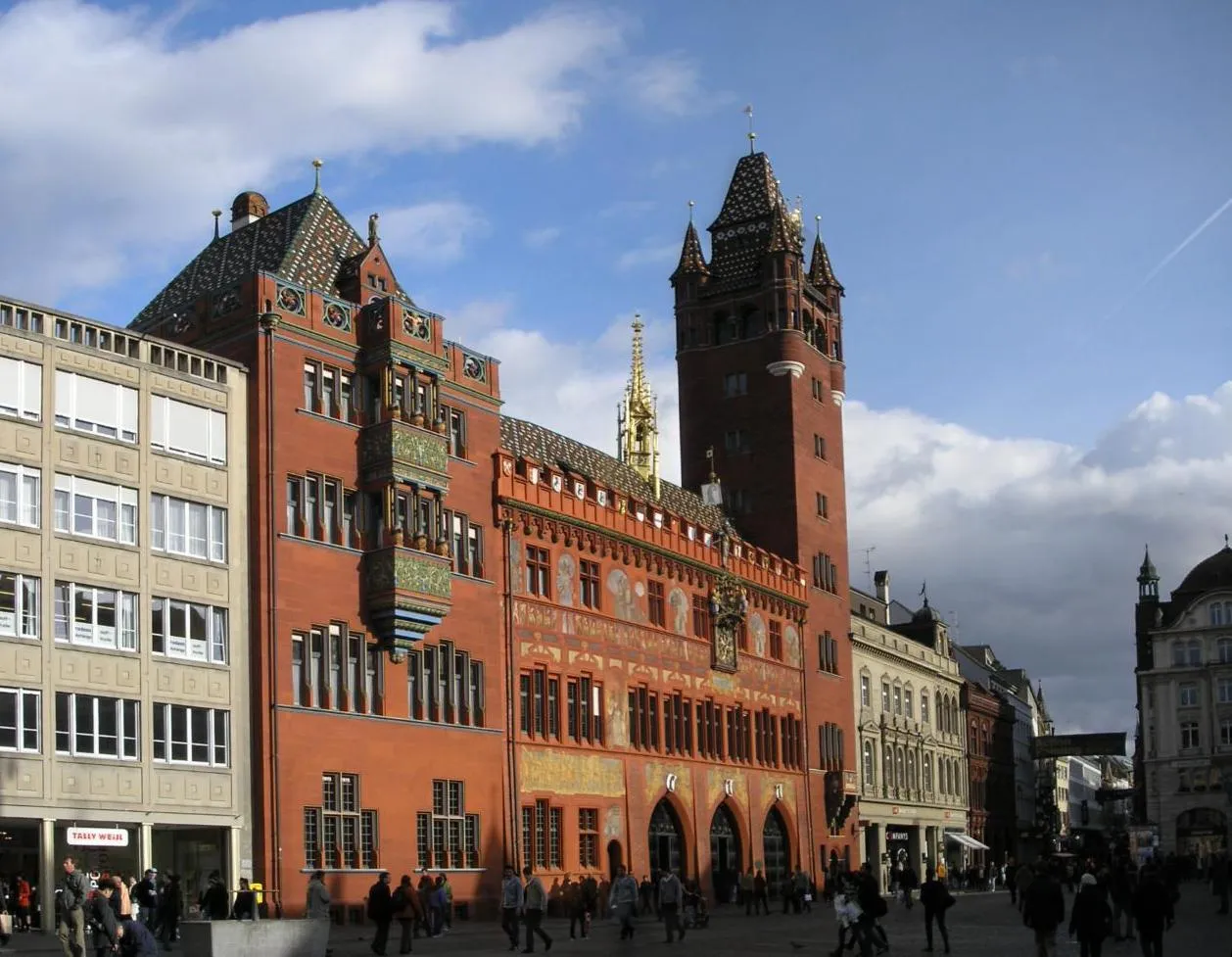 Het Rathaus van Basel, zetel van Kanton Basel-Stadt, dat uit voorzorg zijn websites offline haalde.