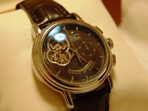 Een Zenith El Primero-chronograaf, het Zwitserse horlogemerk dat banen schrapt in Le Locle